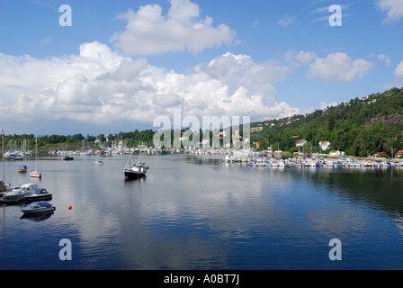 Beaucoup de bateaux sur l'océan dans une petite entrée du fjord près d'Oslo en Norvège, le ciel bleu, donnant une belle réflexion et à la couleur Banque D'Images