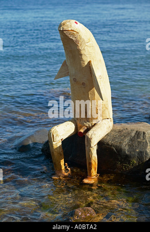 Drôle de sculpture en bois assis sur le rocher à côté de la statue de la petite Sirène, Copenhague, Danemark, Europe Banque D'Images