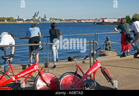 Location de vélos et de rouge les touristes à la recherche de la statue de la Petite Sirène, Copenhague, Danemark Banque D'Images