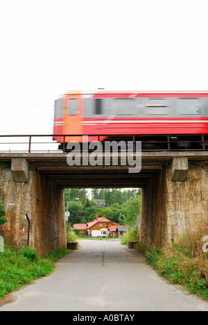 Un train passant par un petit pont passant en Norvège c'est capturé comme le train était passé près d'obtenir l'image d'un Banque D'Images