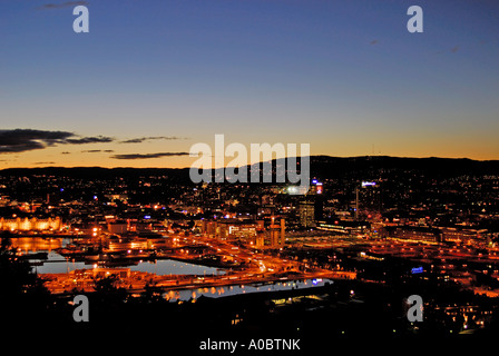 La capitale d'Oslo Norvège capturé sur une soirée de septembre d'une hauteur au sud de la ville Banque D'Images