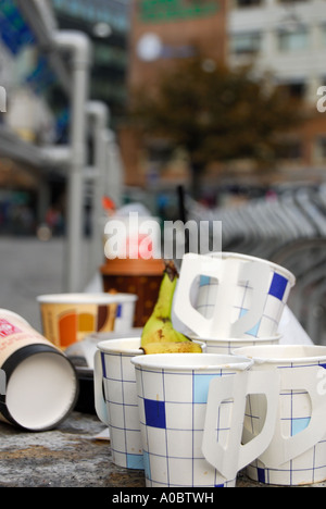 Beaucoup d'ordures des tasses à café en papier mis sur un trottoir à Oslo Banque D'Images