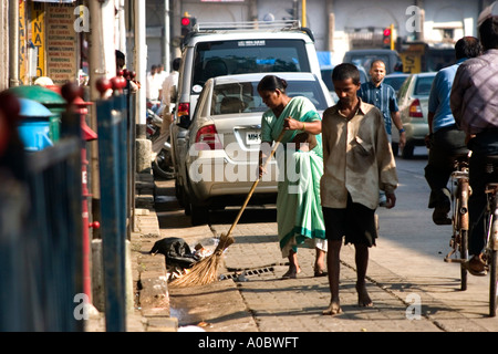 La ville de Mumbai Propreté Sweeper voiture piétons rue Route de cycle Banque D'Images