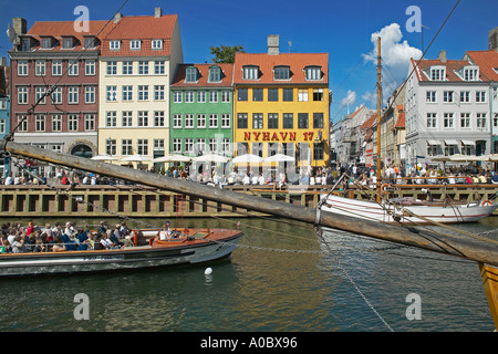 Bateau visite guidée sur Nyhavn canal et quai terrasses, Copenhague, Danemark Banque D'Images