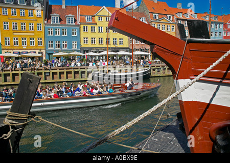 Bateau visite guidée sur Nyhavn canal et quai terrasses, Copenhague, Danemark Banque D'Images