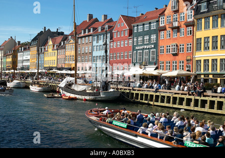 Bateau visite guidée sur Nyhavn canal et quai terrasses, Copenhague, Danemark Banque D'Images