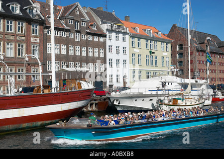 Bateau visite guidée sur le canal de Nyhavn, Copenhague, Danemark Banque D'Images