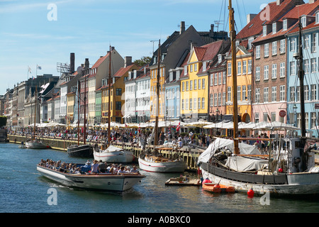 Bateau visite guidée sur Nyhavn canal et quai terrasses, Copenhague, Danemark Banque D'Images