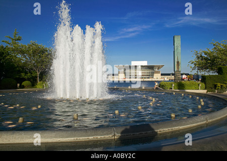 'Amaliehaven' fontaine dans les jardins d'Amélie et l'opera house building, Copenhague, Danemark Banque D'Images