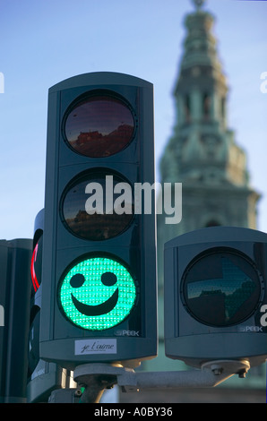 Smiley sur feu vert, église flèche dans le loin, Copenhague, Danemark, Europe Banque D'Images