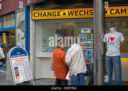 Deux femmes shopping pour les cartes postales et bureau de change, la rue commerçante Strøget, Copenhague, Danemark Banque D'Images