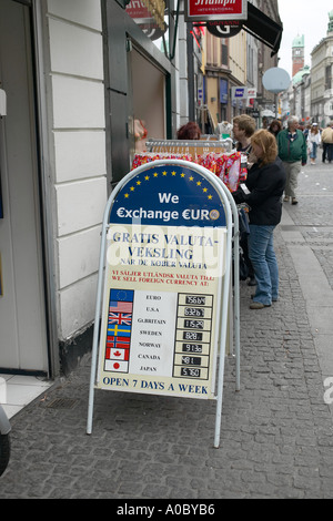 Les taux de change des monnaies étrangères à avis bureau de change, la rue commerçante Strøget, Copenhague, Danemark Banque D'Images