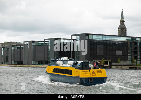 Bateau-bus jaune sur le canal Christianhavn et le siège de la Nordea Bank, Copenhague, Danemark, Europe Banque D'Images