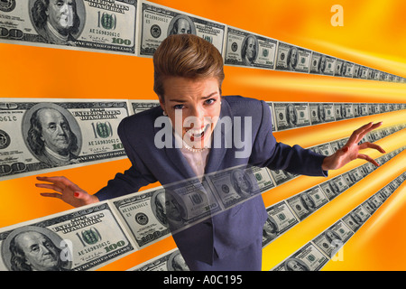 Businesswoman avec colonnes d'argent Banque D'Images