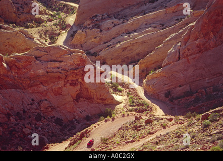 Burr Trail Road traversant Waterpoche Fold monocline, vue de Rim Overlook Trail, parc national Capitol Reef, Utah, États-Unis Banque D'Images