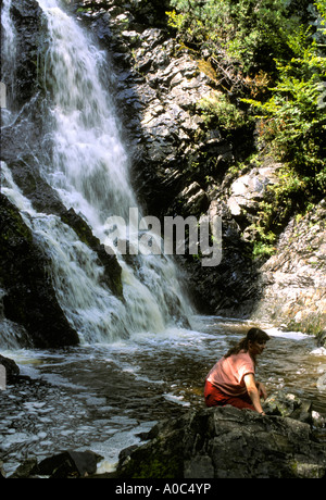 Une femme à une piscine à la base des chutes Hayes Nouveau-Brunswick Canada Banque D'Images