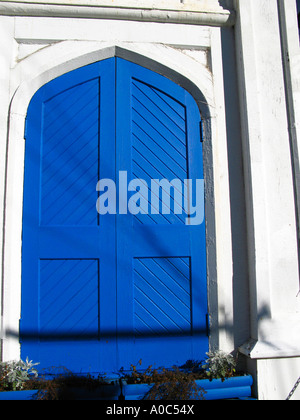 Image d'une porte bleue avec une arche à l'Église Unie Wilmot à Fredericton Nouveau-Brunswick Canada Banque D'Images