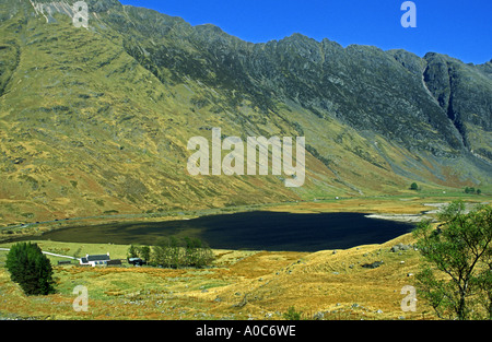 Aonach Eagach ridge vus du dessus Ach nam Beathach ferme de Glen Coe West Highlands Ecosse Loch avec Achtriochtan Banque D'Images