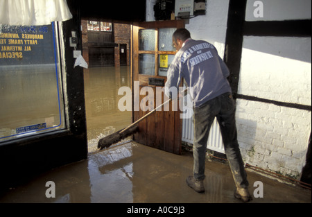 Magasins inondés de Shewsbury après la rive severn éclate ses banques après de fortes pluies worchestershire England Banque D'Images