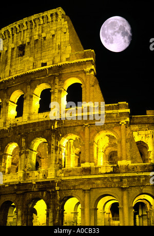 Colisée Rome Italie avec lune Banque D'Images