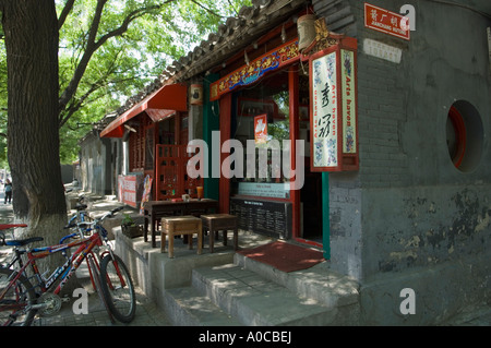 Café et boutique d'arts de Beijing sur la rue Guozijian dans l'arrière salon hutong Lacs Banque D'Images