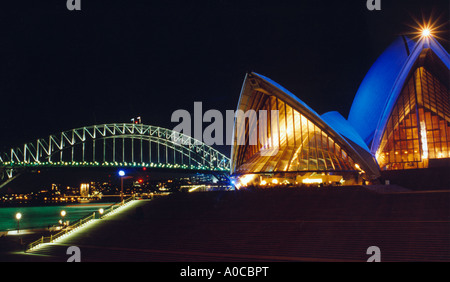 Avec l'Opéra de Sydney Sydney Harbour Bridge à gauche la nuit courts en bleu Banque D'Images