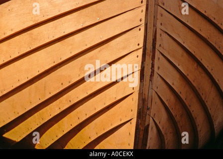 Détail d'un canot en bois construit à clins Coque en construction Banque D'Images