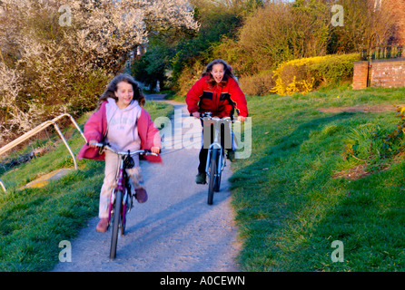 Les enfants à vélo sur chemin Thames Surrey