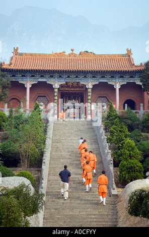 Les moines bouddhistes de Shaolin dans Fawangsi, le temple bouddhiste, dans la montagne Songshan, comté de Dengfeng, province du Henan, Chine Banque D'Images