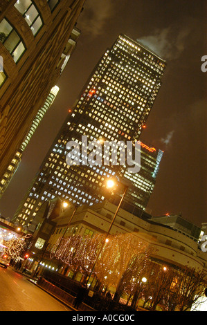 La nuit tombe - début de soirée à Canary Wharf, Londres - Citigroup et HSBC towers au crépuscule, Misty sky Banque D'Images