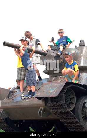 Les enfants âgés de 7 à 11 jouent sur immobilisé réservoir en parc. Westerplatte Gdansk Pologne Banque D'Images