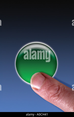 Doigt sur le bouton vert Banque D'Images