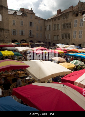 Village le jour du marché à Villefranche de Rouergue Banque D'Images