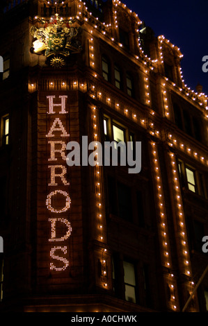 Harrods Knightsbridge Londres Angleterre Royaume-Uni UK GO affichage de l'éclairage du soir Banque D'Images