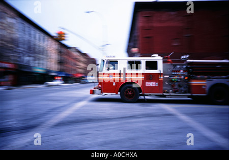 Camion de pompiers à New York City le franchissement d'une intersection Banque D'Images