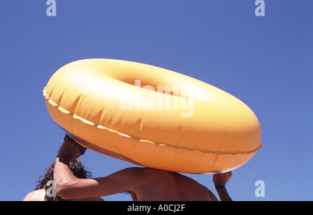 Anneau en caoutchouc jaune aquapark Banque D'Images