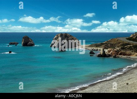 Vagues de venir à terre à l'endroit de naissance d'Aphrodite Chypre Banque D'Images