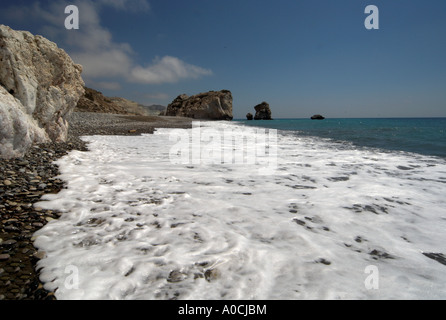 Vagues de venir à terre à l'endroit de naissance d'Aphrodite Chypre Banque D'Images