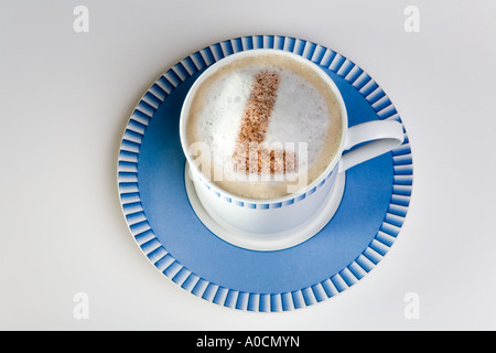 Lettre l dans l'écume de tasse de cappuccino Banque D'Images