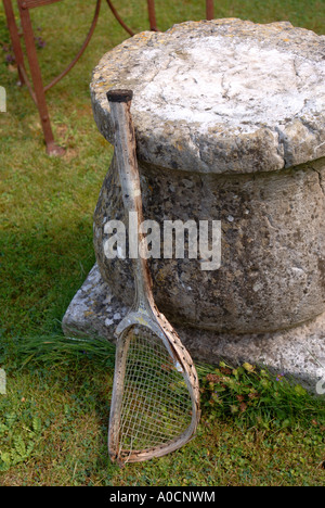 Une ancienne raquette de tennis encadrées EN BOIS DANS UN JARDIN UK Banque D'Images