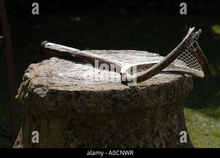 Une ancienne raquette de tennis encadrées EN BOIS DANS UN JARDIN UK Banque D'Images