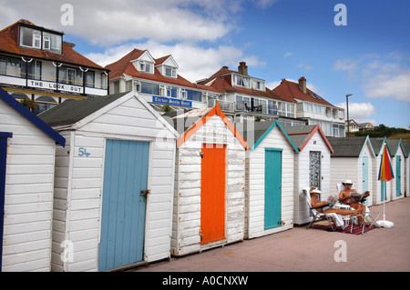 Un couple de retraités EN DEHORS DE LEUR CABANE DE PLAGE SUR LA PROMENADE ET MARINE PARADE Banque D'Images