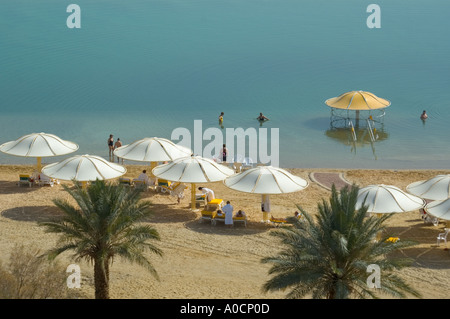 Israël Mer Morte Ein Bokek Lot tourist resort spa hotel view de la plage avec des parasols et des personnes echelle Banque D'Images