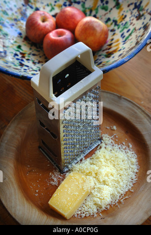 PARMESAN RÂPÉ AVEC UN BOL DE POMMES Banque D'Images