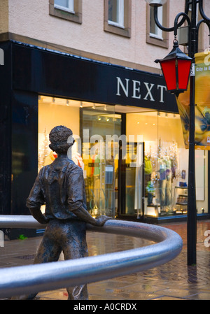 « NAE Day SAE Dark » en homme pensif dans le centre-ville de Perth, statue en anneau d'art public, décorations de Noël et éclairage de rue festif Perthshire Royaume-Uni Banque D'Images