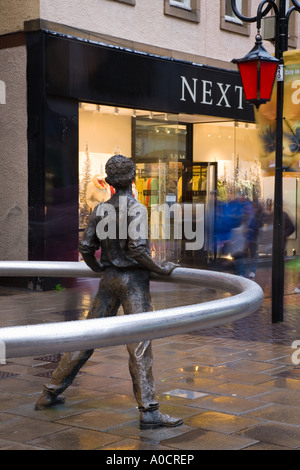 « NAE Day SAE Dark » en homme pensif dans le centre-ville de Perth, statue en anneau d'art public, décorations de Noël et éclairage de rue festif Perthshire Royaume-Uni Banque D'Images