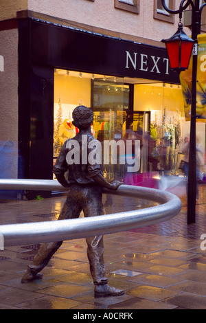 « NAE Day SAE Dark » en homme pensif dans le centre-ville de Perth, statue en anneau d'art public, décorations de Noël et éclairage de rue festif Perthshire Royaume-Uni Banque D'Images