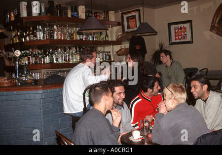 Budapest, Hongrie.Les jeunes s'amuser dans un bar. Banque D'Images