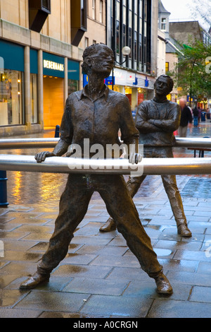 « NAE Day SAE Dark » en homme pensif dans le centre-ville de Perth, statue en anneau d'art public, décorations de Noël et éclairage de rue festif Perthshire Royaume-Uni Banque D'Images