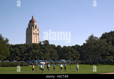 Jeu de volley-ball sur l'ovale, Hoover tower en arrière-plan, l'Université de Stanford, Stanford, Californie, USA (septembre 1994). 2006) Banque D'Images